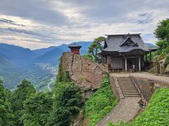 階段を登り続けた先に現れた山寺のメインスポット
絶壁に立つ納経堂と開山堂です。
遠くの山々の風景をバックに良い組み合わせです。
山寺といえばココというべき写真スポットです。