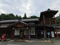 山寺駅の駅舎の様子です。
朝早く殆ど人がいません…
駅舎も山寺の五大堂をイメージした造りになってます。