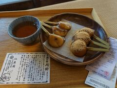 園内では両棒餅というものをいただきました。
地元の有名な餅です。
もちもちとろける触感。
サイズも一口で食べられ、食べやすかった。
解説もついていて武士の両棒差しにちなんで両棒餅といいます。

