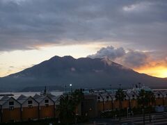 このアパートメントホテルでよかったのは窓からの景色。
チェックインが夕方だったので、窓から夕景の桜島が見えてきれいでした。
明日は桜島散策するぞ！！