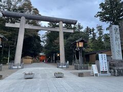 ３日目のスタートは鹿島神宮の御参拝から始めます、東日本大震災によって倒壊した石造の鳥居に変わり新しく作られた木製の大鳥居をくぐります