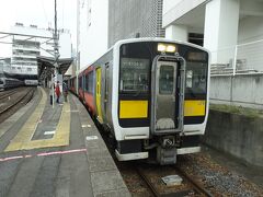 水郡線の1番線ホームです、カラフルな列車がいました、09:23発の郡山行です、秋の行楽季節の土曜日とあって車内はすでに通路まで満員でした