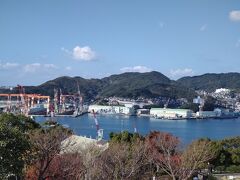 
長崎湾を挟んで見えるのは、三菱重工の造船所。よ～く見ると、全体が見事に灰色で海の色と見分けが付きにくい海自の船が、3隻も修理・点検に入っています。