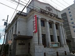 葛西萬司氏の設計で1927年建築された6本の太い円柱が目を惹く建物は、現在も現役営業中の“盛岡信用金庫本店”。
