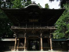 車で移動して、1394年に創建されたと伝わる“法恩寺”へ。
どっしり構えた立派な山門に威厳を感じる。