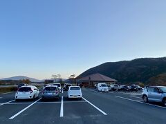 7:19

長者原ビジターセンター駐車場着

まだ半分も埋まっていませんが

紅葉のピークだと早くから満車になるようです