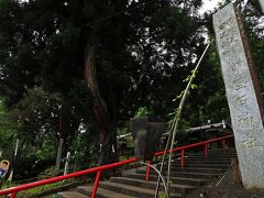 御座石神社の歴史は古く、室町時代に熊野権現を信奉する修験者がこの場所を修業の場としたという言い伝えが残されており、以前は別の名で呼ばれていたものの、1650年に秋田藩主：佐竹義隆が田沢湖を遊覧した際に腰をかけて休んだことに由来してこの社名が定着したのだとか。