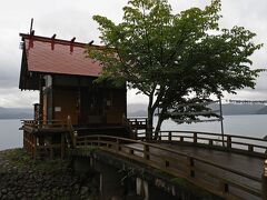 田沢湖畔の潟尻に立つ白木造りの小さな社殿は“漢槎宮（浮木神社)”。