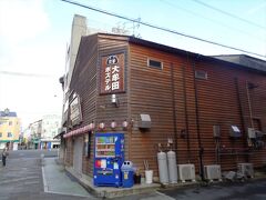 第一ブロック西南角の大牟田再生市場の建物。二階はホステルになっています。