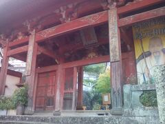 参道を進んで寺院通りへ。実は"崇福寺"の中華風の門を思い描いてやってきた興福寺。趣はだいぶ違うがここも中華風。