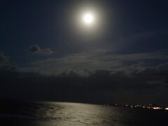 沈みゆく満月

遠くの灯りは伊江島。