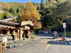 桂茶屋で

1,000円以上買うと

駐車料金(1,000円)が無料になります

買うのか駐車料金だけ支払うのか

どっちが得か よく考えよう