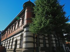 “赤れんが郷土館”は旧秋田銀行本店として1912年に完成した建物で秋田市が修復を行った後に1985年に開館し、赤れんが館・新館・収蔵庫の3つの建物から構成されていて赤れんが館は国の重要文化財に指定されている。
煉瓦造2階建の建物の外部設計はルネサンス様式を基調としていて、土台は男鹿石・1階は白の磁器タイル・2階は赤煉瓦というコントラストが華麗で美しい。