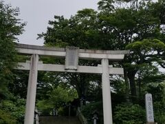 せっかくなので
殺生石の向かいにある温泉神社にお参りしてみましょう
立派な鳥居があります
由緒正しい神社だそうです