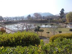 府中八幡神社の参道は、府中公園の池から一段上がった広場の隅に入口があります。
