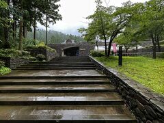 “なまはげ館”に到着したたものの横なぶりの激しい雨で車から出られなかったので、ナマハゲについて調べてみると、なまはげ行事は毎年大晦日の晩に男鹿半島のほぼ全域で行われており、ナマハゲはここ真山・本山に鎮座する神々の使者と信じられているそう。
ちなみになまはげ館の建物は、男鹿の寒風山で採石される男鹿石を用いている。