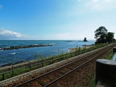 9：00過ぎにHOTELを出発して、9：30に“能登半島国定公園雨晴海岸”に到着。
晴れのち曇りだけど、風が非常に強くて波も高め。

