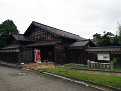 車で移動して“高岡市伏木北前船資料館”へ。
こちらも高岡市内観光施設共通クーポン2枚で見学可能で、母屋後方に見える望楼が市内で唯一残されている貴重な建物。