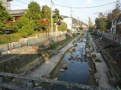 玉湯川の両側に玉造温泉の宿泊施設が広がっています