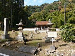 豊栄神社の境内の横を通ります