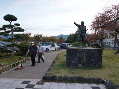 久坂玄瑞進撃像は萩中央公園の西端に２０１５年建立された像
高杉晋作とともに、松下村塾の双璧とのこと