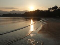 菊ケ浜海水浴場の砂浜に朝日が昇ります