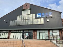 豊川インターに向かう途中、道の駅めっくんはうすに寄ってみました。
中は農作物直売所の他に、さらに八百屋さんが2軒も入っていました。
野菜も果物も美味しそうな物が色々売っていたのですが、旅も3日目にもなると疲れて頭が働かなくて、翌日以降の献立を考える余裕が無くて何も買わずに出てきてしまいました。
今考えると、椎茸買っておけば良かったかな…なんて思うのですが。