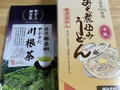 売店では味噌煮込みうどんと川根茶を購入。
浜松なので愛知の物も静岡の物も両方置いているんですね。