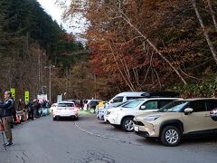 ほぼ満車

日の出狙いなんでしょうね
カメラマンが
ズラリと並んでる