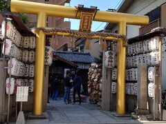京都に着いてからはホテルに荷物を預けて、まずはホテル近くの御金神社へ。昨年購入したものを返納しに来ました。中は結構人が多かった。