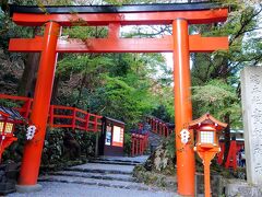 貴船神社本宮の表参道（南参道）

縁結びの神社としても広く知られており、源義経や紫式部も参拝に訪れたといいます。

更に貴船神社は強力なパワースポットでもあり、絵馬の発祥地であることから、京都でも人気の神社です。