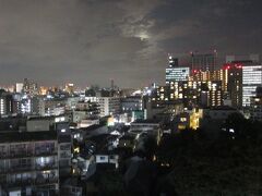 東京の夜景はきれいだね！

東横インに戻ってきた主人に、「東京タワーが見えるんだよ～」と、なぜか自慢げに教えてあげました。

明日からの3泊、私達は別行動。
主人は東京ビッグサイトでお仕事です。
私は、数か月前から計画を進めていたお楽しみ！
mikikoママさん宅に訪問します！

コロナ騒ぎが始まって、もうすぐ3年。
昨年も、行けたら行きたい！会えたら会いたい！と考えていたmikikoママさん宅の訪問でした。
今回は、何とか計画実行できそうです！

明日はひとり、電車に揺られmikikoママさん宅へ向かいます！
ちゃんと下調べはしてあります。
私一人で行かせるのが、ちょっと心配そうな主人ですが、ここは日本！
日本語も通じるし大丈夫！
と、自分にも言い聞かせながら(笑)

お風呂に入って・・・
おやすみなさい・・・
