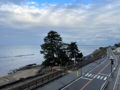 道の駅雨晴。
デッキからの眺め。
線路はJR氷見線。