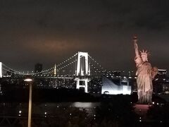 お腹も満たされて・・・

本当なら、ヒルトンお台場にでもお泊りし、この夜景をお部屋から見たかった私なのでありましたが・・・
今回は断念！( ；∀；)

ちょうど雨も上がり、プラプラと夜景を見に参りました。
