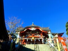 武蔵御嶽神社。標高915m、御岳山頂にある天空の神社です。青い空に映えます。8:35到着。
