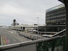 朝7時過ぎの大阪空港です。空模様はくもりだけどこれから行く宮崎はどうかな？天予報だと雨。トホホ・・・