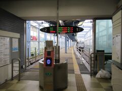 観光としては宮崎神宮に向かうんですが、事前に調べておいた時刻だと列車に間に合いそう。宮崎空港の前の通路を右に進んで階段を上がるとJRの宮崎空港駅。改札には誰もいなくて交通系ICカードで入場