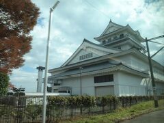 お城が見えて来たら亘理。
これはお城を模した建物で亘理駅に隣接する「悠里館」で中は郷土資料館や図書館になっている。