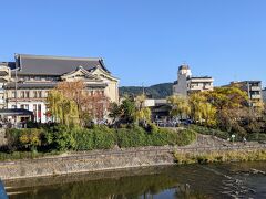 阪急河原町駅で下車。四条大橋の上から鴨川と南座。