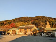 高台寺横の駐車場から望む東山と霊山観音。霊山観音ってそういえばそばで見たことがないなあ。