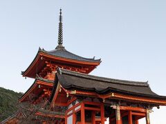 清水寺まで来ました。写真には写っていませんが、さすがにすごい人出です。