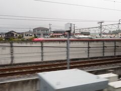 しなの鉄道の電車の屋根を見ながら軽井沢駅、通過。
