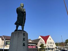 上野市駅前の駐車場に車を停めて散策開始
伊賀出身の松尾芭蕉の像と上野市駅