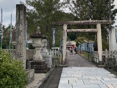 阿須賀神社へ　こちらの神社は熊野信仰との関わりがあり、熊野権現が神倉山に降り立ったのちこの地に移ったとされている