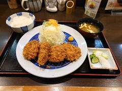 ヒレカツ定食中４枚　税込み1628円

キャベツとご飯は無料で何度でもお代わりできます。カウンター席で食べていたら両隣のお客さんがごはんとキャベツをお代わりしたので私もお代わりしました。ヒレカツ定食はボリューム満点でした。肉は奥出雲のSPFポークを使用しています。