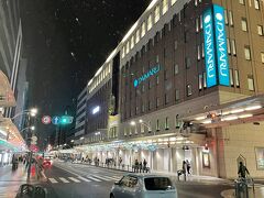 京都・四条烏丸『DAIMARU』

デパート『大丸』京都店の外観の写真。

あ、雪がぱらついてきました。寒いので急いで地下鉄駅に向かいます。