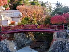 駅を出てすぐにねね橋