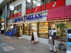 同じ通りにもう一軒の人気パン屋が「ＣＲＯＷＮｘ京町店」です、

こちらは今風のパン、総菜パンやデニッシュにハード系などが並んでますね、片隅にはケーキなどもあって幅が広いです。

＊詳細はクチコミでお願いします