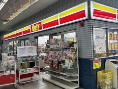 駅の構内のコンビニはデイリーヤマザキという渋いチョイス。浦和土産に対応。ヤマザキらしく、フルーツケーキの切り落としを激安で販売していた。