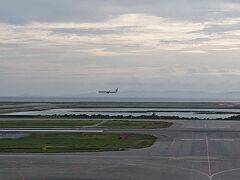 友達を見送った後少し空港内をお土産探ししたり、飛行機を眺めたりしてました。
ポーたまはすごい行列だったので今回は買わず。
アプリで予約できるみたいなので今度来たときは使ってみようかな。